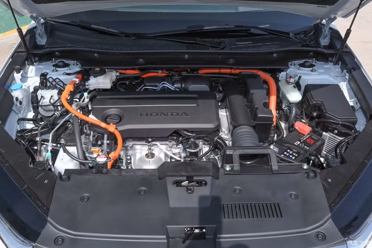 Là một mẫu xe hybrid, mức tiêu thụ nhiên liệu của chiếc xe Honda CR-V e:HEV chỉ 5,49 lít/100km, xe có thể lăn bánh quãng đường 965 km.