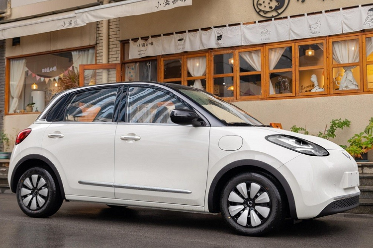 Xe ôtô điện đô thị giá siêu rẻ hiện là phân khúc rất được ưa chuộng tại thị trường Trung Quốc. Cái tên điển hình của phân khúc này chính là Wuling Hongguang Mini EV chạy điện, ra mắt vào hồi tháng 7/2021.