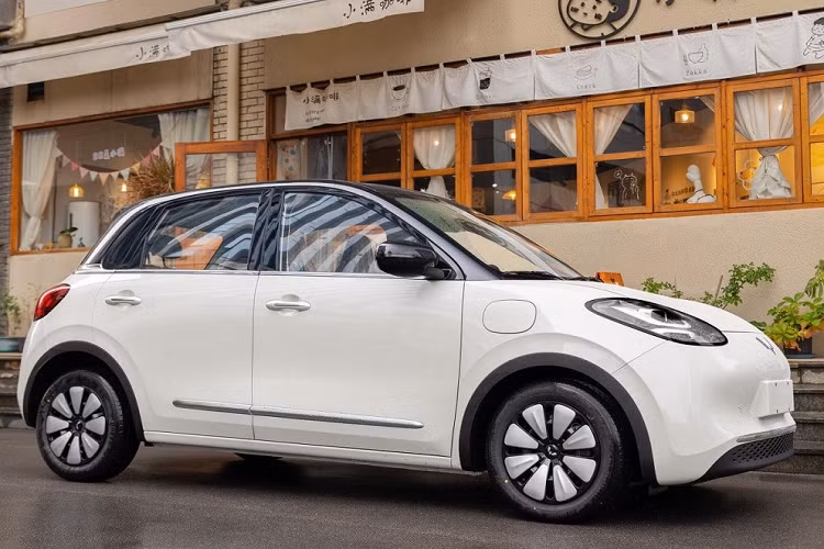 Xe ôtô điện đô thị giá siêu rẻ hiện là phân khúc rất được ưa chuộng tại thị trường Trung Quốc. Cái tên điển hình của phân khúc này chính là Wuling Hongguang Mini EV chạy điện, ra mắt vào hồi tháng 7/2021.