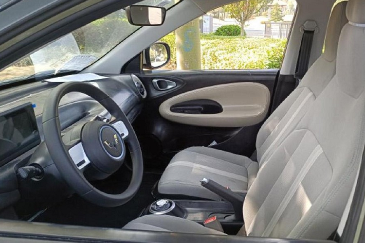 Ở bản thấp, mẫu xe này dùng vô lăng hình tròn với thiết kế 2 chấu và không tích hợp phím chức năng, bảng đồng hồ kỹ thuật số, núm xoay chuyển số giữa 2 ghế trước cũng như phanh tay chỉnh cơ. Đồng thời, phiên bản thấp của xe không có màn hình trung tâm.