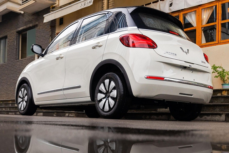 Thừa thắng xông lên, thương hiệu Wuling của liên doanh SAIC-GM-Wuling đã tung ra thêm một mẫu xe điện đô thị giá rẻ mới mang tên Bingo tại thị trường Trung Quốc. Theo Wuling, Bingo là mẫu xe thế hệ mới, được ra đời nhằm mở rộng dòng sản phẩm ô ô điện của thương hiệu này ở thị trường tỷ dân.