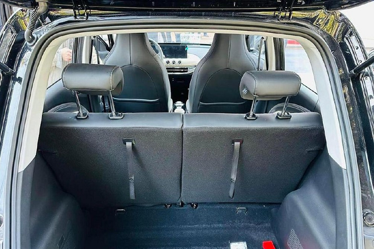 Bên trong Wuling Bingo 2023 là không gian nội thất 4 chỗ ngồi được bọc da phối 2 màu và có nhiều chi tiết mạ crôm. Khác với người anh em Wuling Hongguang Mini EV, mẫu xe điện này có cả khoang hành lý.