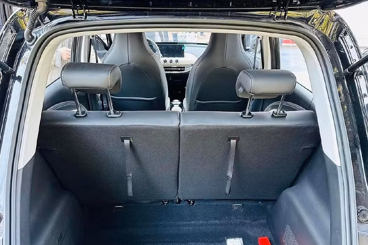 Bên trong Wuling Bingo 2023 là không gian nội thất 4 chỗ ngồi được bọc da phối 2 màu và có nhiều chi tiết mạ crôm. Khác với người anh em Wuling Hongguang Mini EV, mẫu xe điện này có cả khoang hành lý.