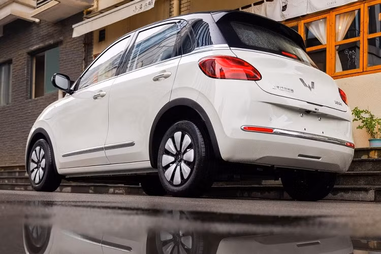 Thừa thắng xông lên, thương hiệu Wuling của liên doanh SAIC-GM-Wuling đã tung ra thêm một mẫu xe điện đô thị giá rẻ mới mang tên Bingo tại thị trường Trung Quốc. Theo Wuling, Bingo là mẫu xe thế hệ mới, được ra đời nhằm mở rộng dòng sản phẩm ô ô điện của thương hiệu này ở thị trường tỷ dân.