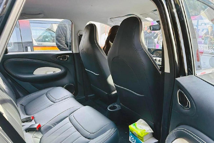 Khi mua Wuling Bingo 2023, khách hàng Trung Quốc có thể chọn 1 trong 4 màu sơn ngoại thất là hồng Iceberry Powder, trắng Milk Coffee White, đen Black Night và xanh lá Aurora Green. Nóc của xe có thể sơn màu đen hoặc trắng, mang đến ngoại hình thời trang cho mẫu ô tô điện này.