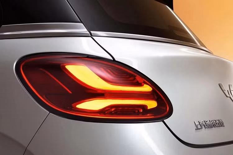 Trên đầu xe, Wuling Bingo 2023 được trang bị cụm đèn pha LED hình giọt nước, vuốt ngược về phía sau và tích hợp 2 dải đèn LED định vị ban ngày hình chữ "C". Thêm vào đó là logo màu bạc của thương hiệu Wuling và hốc gió trung tâm kéo dài trên cản trước, đi kèm mắt lưới hình mắt cáo.