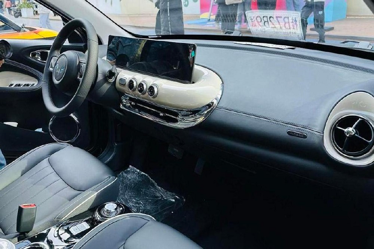 Trong khi đó, ở phiên bản cao cấp, Wuling Bingo 2023 được trang bị vô lăng tích hợp một số phím chức năng, bảng đồng hồ kỹ thuật số nối liền với màn hình thông tin giải trí 10,25 inch, hộc đựng cốc giữa 2 ghế trước và phanh tay điện tử. Ngoài ra, bản cao cấp còn có hệ điều hành LING OS, chìa khóa thông minh, khởi động máy từ xa, hệ thống tự động đỗ xe, kiểm soát lực kéo và hệ thống cân bằng điện tử.