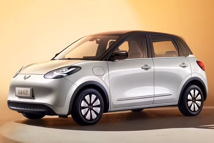 Wuling Bingo 2023 mới là xe điện kiểu dáng hatchback 5 cửa đầu tiên của thương hiệu Wuling. Đồng thời, Bingo cũng được định vị cao hơn những mẫu ôtô điện đô thị khác của Wuling như Hongguang Mini EV, Nano EV và Air EV. Wuling Bingo 2023 sở hữu chiều dài 3.950 mm, chiều rộng 1.708 mm, chiều cao 1.580 mm và chiều dài cơ sở 2.560 mm.