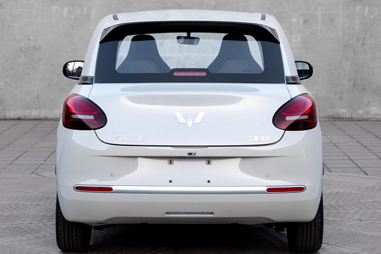 Bên ngoài, Wuling Bingo 2023 sở hữu thiết kế tròn trịa theo phong cách cổ điển. Tuy nhiên, phong cách thiết kế của mẫu xe này lại khá giống với Ora Good Cat đang bán tại nhiều thị trường như Trung Quốc, Thái Lan và châu Âu. Tương tự Ora Good Cat, Wuling Bingo 2023 cũng có thiết kế đầu xe lấy cảm hứng từ ô tô Porsche.