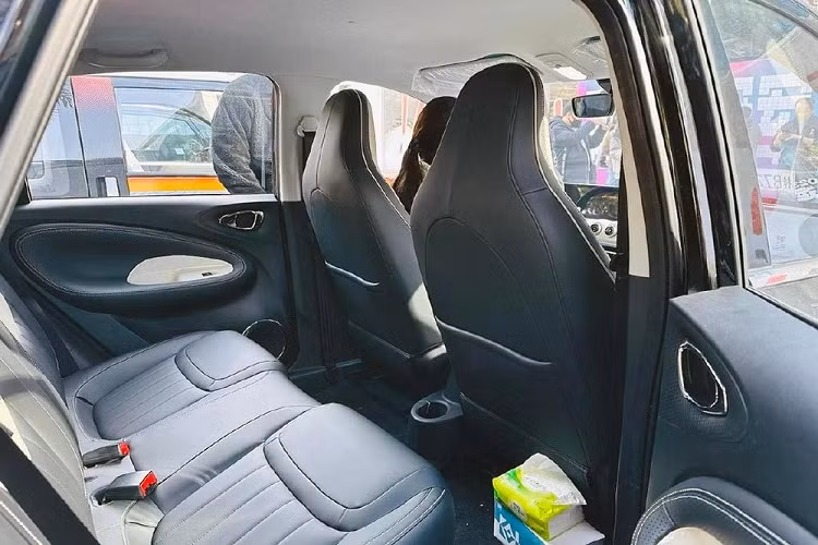 Khi mua Wuling Bingo 2023, khách hàng Trung Quốc có thể chọn 1 trong 4 màu sơn ngoại thất là hồng Iceberry Powder, trắng Milk Coffee White, đen Black Night và xanh lá Aurora Green. Nóc của xe có thể sơn màu đen hoặc trắng, mang đến ngoại hình thời trang cho mẫu ô tô điện này.