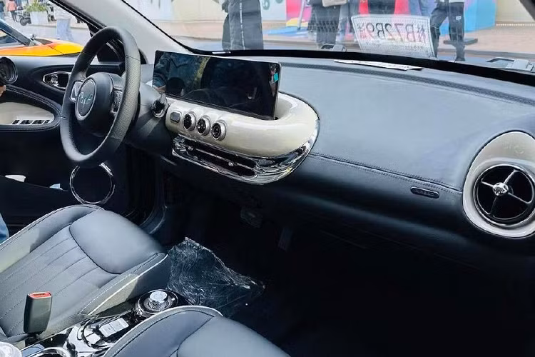 Trong khi đó, ở phiên bản cao cấp, Wuling Bingo 2023 được trang bị vô lăng tích hợp một số phím chức năng, bảng đồng hồ kỹ thuật số nối liền với màn hình thông tin giải trí 10,25 inch, hộc đựng cốc giữa 2 ghế trước và phanh tay điện tử. Ngoài ra, bản cao cấp còn có hệ điều hành LING OS, chìa khóa thông minh, khởi động máy từ xa, hệ thống tự động đỗ xe, kiểm soát lực kéo và hệ thống cân bằng điện tử.