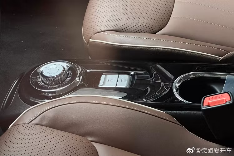 Tại thị trường Trung Quốc, Wuling Bingo 2023 chỉ được trang bị 1 mô-tơ điện nhưng có 2 mức sức mạnh là 30 kW (41 mã lực)/110 Nm và 50 kW (68 mã lực)/150 Nm. Đi với mô-tơ điện là pin LFP với dung lượng 17,3 kWh và 31,9 kWh. Nhờ đó, xe có quãng đường di chuyển tương ứng là 203 km và 333 km trong khi vận tốc tối đa đạt 100 km/h.