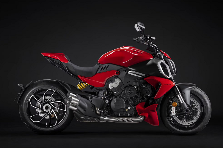 Đi kèm với động cơ mạnh mẽ V4 là hộp số tăng - giảm nhanh sáu cấp khi truyền lực tới bánh sau và tính năng ngắt tạm thời 2 xi-lanh ở phía sau khi xe di chuyển hoặc dừng ở tốc độ thấp.