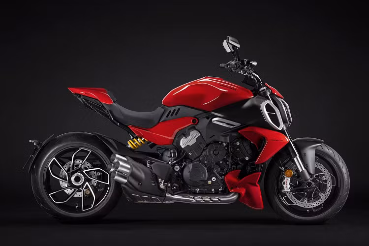 Đi kèm với động cơ mạnh mẽ V4 là hộp số tăng - giảm nhanh sáu cấp khi truyền lực tới bánh sau và tính năng ngắt tạm thời 2 xi-lanh ở phía sau khi xe di chuyển hoặc dừng ở tốc độ thấp.