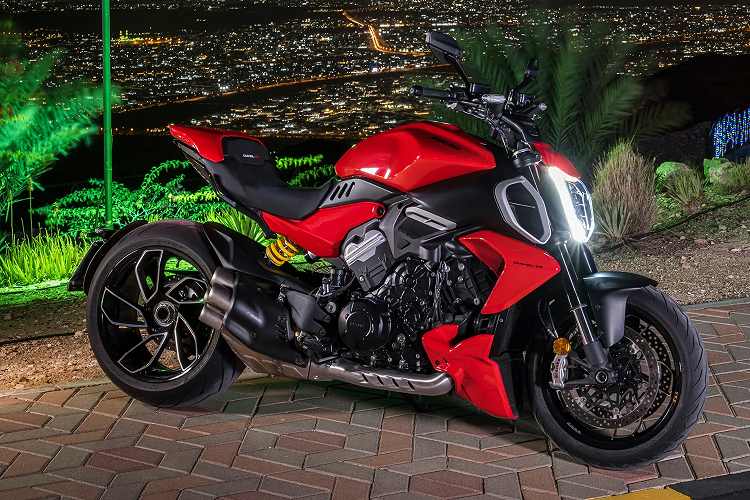 Ngoài ra, Diavel V4 được trang bị hệ thống truyền lực Ride-by-wire và thân ga đường kính 46 mm để tạo ra sức mạnh lớn hơn. Diavel V4 2024 có đến 3 chế độ năng lượng đi cùng 4 chế độ lái: Sport, Touring, Urban và Wet. Các chế độ lái sẽ tuỳ chỉnh sức mạnh động cơ cũng như kiểm soát lực kéo.