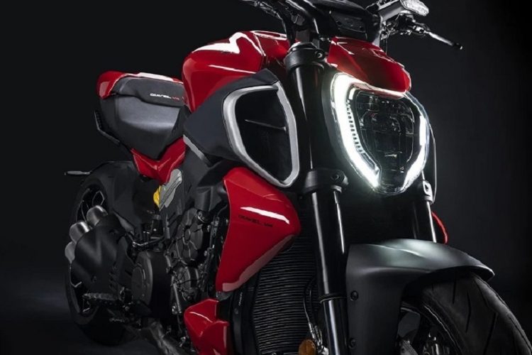 Chiều rộng lốp sau là 9,4 inch, tương đương 240 mm. Trọng lượng của Diavel V4 2024 cũng được giảm đáng kể xuống còn 223 kg do khối động cơ V4 Granturismo được điều chỉnh nhẹ hơn động cơ cũ 5 kg.