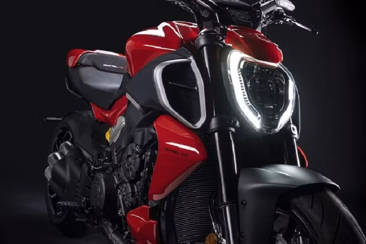 Chiều rộng lốp sau là 9,4 inch, tương đương 240 mm. Trọng lượng của Diavel V4 2024 cũng được giảm đáng kể xuống còn 223 kg do khối động cơ V4 Granturismo được điều chỉnh nhẹ hơn động cơ cũ 5 kg.