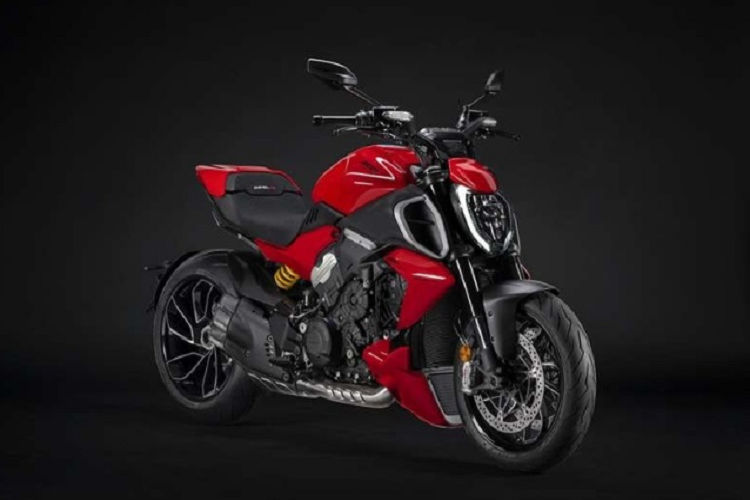 Theo đó, Ducati Diavel V4 2024 mới được bán ra với 2 màu sắc ngoại thất bao gồm Ducati Red và Thrilling Black với mức giá khoảng 178.900 RM (tương đương 920 triệu đồng). Với thiết kế thể thao, cơ bắp, phóng khoáng đặc trưng của dòng Diavel, mẫu Ducati Diavel V4 2024 hứa hẹn sẽ chiều lòng tất cả những fan đam mê tốc độ.