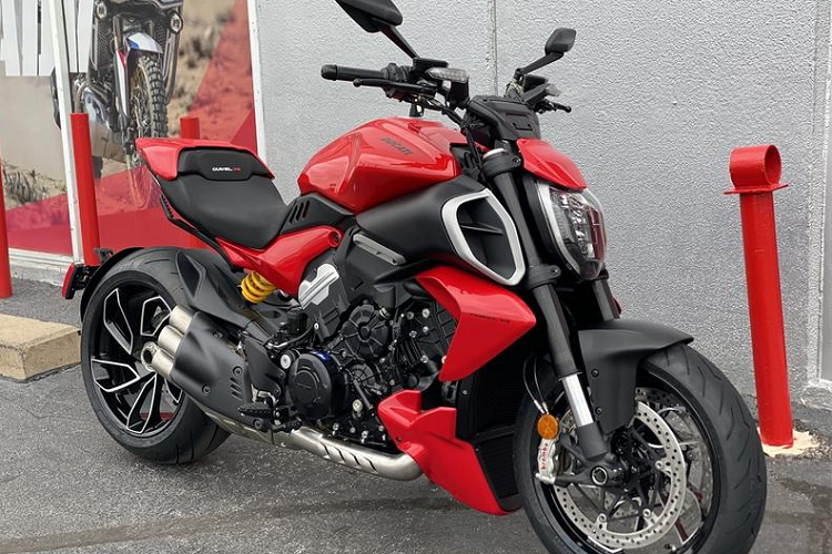 Về trang bị, Diavel V4 cũng sở hữu các thiết bị hỗ trợ lái trong đó có Ducati Traction Control với 8 mức cảm biến khác nhau. Cảm biến sẽ dựa trên số vòng quay của bánh xe từ đó điều khiển hệ thống phun xăng nhằm làm giảm mô-men xoắn của động cơ, giúp giảm thiểu các rủi ro tai nạn ở mức tối đa.