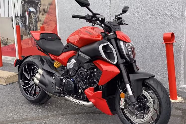 Về trang bị, Diavel V4 cũng sở hữu các thiết bị hỗ trợ lái trong đó có Ducati Traction Control với 8 mức cảm biến khác nhau. Cảm biến sẽ dựa trên số vòng quay của bánh xe từ đó điều khiển hệ thống phun xăng nhằm làm giảm mô-men xoắn của động cơ, giúp giảm thiểu các rủi ro tai nạn ở mức tối đa.