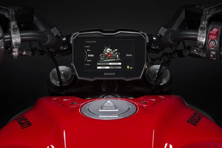 Xe sở hữu chiều cao yên khoảng 790 mm, giá để chân có thể gập lại, đi kèm với một tay nắm hành khách ẩn nhìn khá đẹp và gọn gàng. Yên sau còn có điểm tựa giúp người dùng có một tư thế ngồi thoải mái hơn.