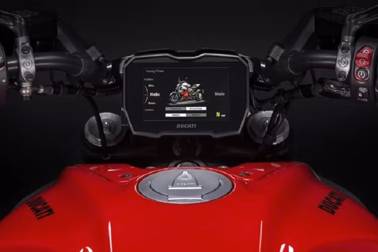 Xe sở hữu chiều cao yên khoảng 790 mm, giá để chân có thể gập lại, đi kèm với một tay nắm hành khách ẩn nhìn khá đẹp và gọn gàng. Yên sau còn có điểm tựa giúp người dùng có một tư thế ngồi thoải mái hơn.