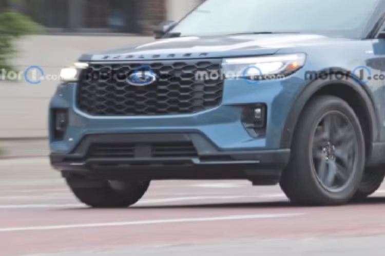 Theo một số hình ảnh rò rỉ, bên trong khoang cabin của Ford Explorer 2024 dành cho thị trường Mỹ có thể được trang bị màn hình trung tâm siêu rộng có kích thước lên đến 27 inch, trải dài gần hết bảng điều khiển trung tâm. 