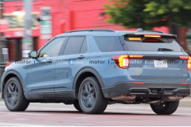 Màn hình này được tích hợp ứng dụng và dịch vụ của Google. Ngoài ra, có vẻ như cụm đồng hồ kỹ thuật số và cụm điều khiển trung tâm cũng được cập nhật. Hiện chưa có thông tin chính thức về động cơ của Ford Explorer 2024. 