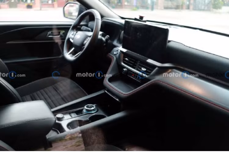 Tại thị trường Mỹ, phiên bản hiện tại của Explorer được trang bị các loại động cơ như EcoBoost 2.3L, động cơ hybrid V6 3.3L và động cơ tăng áp kép V6 3.0L. Ở Việt Nam, Ford Explorer được nhập khẩu từ Mỹ chỉ với 1 phiên bản giá 2,439 tỷ đồng.