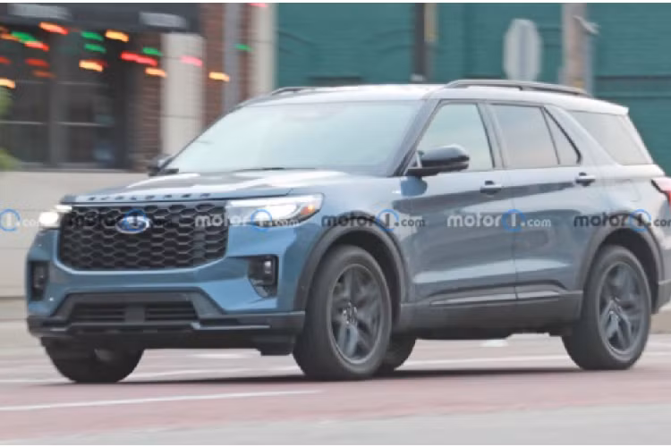  Ford Explorer 2024 mới lộ diện hoàn toàn được trang bị lưới tản nhiệt có kích thước lớn dạng chữ nhật, thay thế cho mẫu lưới lục giác của phiên bản hiện tại đang được phân phối. Cặp đèn pha của xe cũng được thiết kế nhỏ gọn và tinh tế hơn. Xe cũng được tinh chỉnh một chút trên phần cản trước để phù hợp với tổng thể hơn.