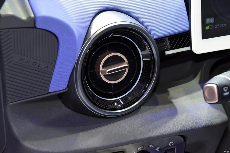 Về nội thất, Polar Fox Koala 2023 áp dụng phong cách tối giản, xe được trang bị màn hình điều khiển trung tâm dạng nổi, kết hợp camera giám sát chuyên dụng cho vị trí trẻ ngồi sau bên trái, giúp mẹ có thể quan sát tình trạng của con qua màn hình điều khiển trung tâm khi lái xe, giải quyết vấn đề thường xuyên nhìn lại để quan sát tình trạng của trẻ em khi lái xe, có thể gây ra những nguy hiểm tiềm ẩn.