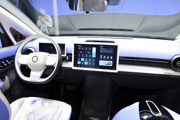 Đầu tiên phải nói rõ là Polar Fox Koala 2023 chạy điện hướng đến những khách hàng là nữ giới đang có con nhỏ, vì thế, nội thất của xe được trang bị rất nhiều đồ chơi dành cho các con như ghế ngồi chuyên dụng của trẻ con, bàn ăn, nút bấm riêng để mở cửa cùng các vật dụng tiện ích cho các "mẹ bỉm sữa".