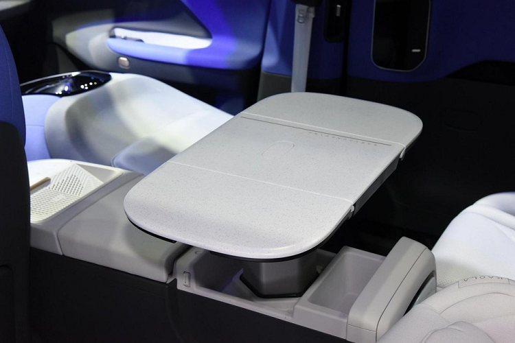 Khi xe bị khóa và tắt nguồn, lúc này, radar sẽ quét sóng ở phía sau và nếu phát hiện không có ai trong xe, đèn diệt khuẩn bằng tia cực tím không chứa thủy ngân có thể được kích hoạt từ xa thông qua ứng dụng, FOV có thể bao phủ 99% của khu vực trẻ em và mẹ ngồi, nó khử trùng cấp độ y tế có thể đạt được trong vòng 15 phút.