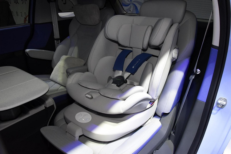 Tiếp đến, để giữ các con nhỏ có thể ngồi yên, Polar Fox Koala 2023 còn có hỗ trợ chế độ sinh thái đa phương tiện dành cho trẻ em khi tích hợp sẵn các hệ thống giải trí nổi tiếng như Babybus, Himalaya, Tencent Video ở Trung Quốc. Sự an toàn của trẻ nhỏ cũng được ưu tiên hàng đầu khi nội thất của xe Polar Fox Koala 2023 sử dụng điều hòa không khí khử trùng vi-rút và nội thất chống vi-rút, đồng thời được trang bị đèn diệt khuẩn tia cực tím không chứa thủy ngân.