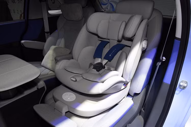 Tiếp đến, để giữ các con nhỏ có thể ngồi yên, Polar Fox Koala 2023 còn có hỗ trợ chế độ sinh thái đa phương tiện dành cho trẻ em khi tích hợp sẵn các hệ thống giải trí nổi tiếng như Babybus, Himalaya, Tencent Video ở Trung Quốc. Sự an toàn của trẻ nhỏ cũng được ưu tiên hàng đầu khi nội thất của xe Polar Fox Koala 2023 sử dụng điều hòa không khí khử trùng vi-rút và nội thất chống vi-rút, đồng thời được trang bị đèn diệt khuẩn tia cực tím không chứa thủy ngân.