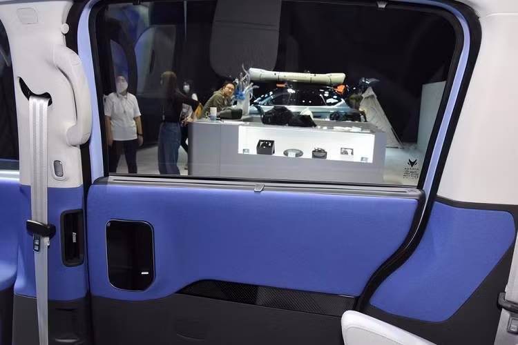 Về mặt an toàn, hãng xe Trung Quốc đã hợp tác với "Goodbaby" để tạo ra chiếc ghế trẻ em điều khiển hoàn toàn bằng điện đầu tiên trên thế giới, với tiêu chuẩn thiết kế tăng 60% và độ bền kết cấu tăng 156%. Đồng thời, Polar Fox Koala 2023 còn có tấm chắn gió bên mở rộng để đảm bảo an toàn cho đầu trẻ em, có kích thước lớn hơn 12% và bảo vệ hiệu quả hơn cho trẻ trong trường hợp va chạm bên.