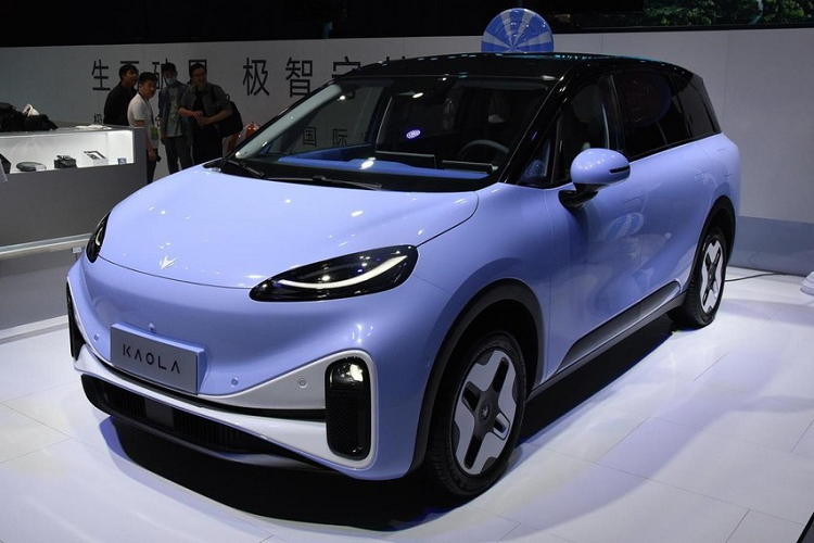 Thú vị hơn nữa là Polar Fox Koala 2023 đã đặt trong xe một bàn có thể tạo thành một quán ăn nhỏ di động cho bé mọi lúc mọi nơi, kèm theo ghế xoay an toàn cho bé, để mẹ có thể đồng hành cùng bé ăn một cách thuận tiện hơn trong xe. Để các mẹ có thể nghỉ ngơi tốt hơn trong chuyến du lịch, Koala trang bị ghế nằm bãi biển được thiết kế dành riêng cho các mẹ, có thể chia đều trọng lượng cơ thể cho lưng, mông, chân và bàn chân giúp các mẹ có thể ngồi thoải mái hơn và nghỉ ngơi tốt hơn.