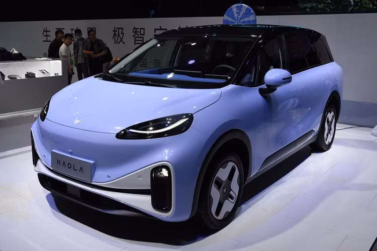 Thú vị hơn nữa là Polar Fox Koala 2023 đã đặt trong xe một bàn có thể tạo thành một quán ăn nhỏ di động cho bé mọi lúc mọi nơi, kèm theo ghế xoay an toàn cho bé, để mẹ có thể đồng hành cùng bé ăn một cách thuận tiện hơn trong xe. Để các mẹ có thể nghỉ ngơi tốt hơn trong chuyến du lịch, Koala trang bị ghế nằm bãi biển được thiết kế dành riêng cho các mẹ, có thể chia đều trọng lượng cơ thể cho lưng, mông, chân và bàn chân giúp các mẹ có thể ngồi thoải mái hơn và nghỉ ngơi tốt hơn.