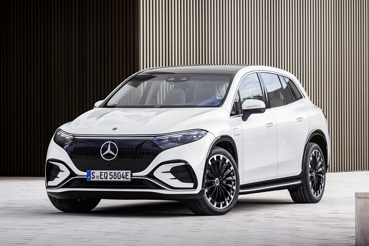 Theo kế hoạch, tại triển lãm xe và nghệ thuật The Avantgarde 2023 do Mercedes-Benz tổ chức vào ngày 23/9 tới đây, 3 mẫu ôtô điện mới là EQB, EQE SUV, EQS SUV sẽ được mang đến trưng bày, giới thiệu với người tiêu dùng Việt. Trước thời điểm đó, hãng xe Đức đã mở cọc và công bố giá bán của 3 mẫu ôtô điện này. Có giá cao nhất trong bộ 3 xe điện này là Mercedes-Benz EQS SUV 2023 mới khởi điểm 4,999 tỷ đồng.