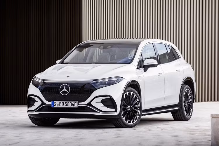 Theo kế hoạch, tại triển lãm xe và nghệ thuật The Avantgarde 2023 do Mercedes-Benz tổ chức vào ngày 23/9 tới đây, 3 mẫu ôtô điện mới là EQB, EQE SUV, EQS SUV sẽ được mang đến trưng bày, giới thiệu với người tiêu dùng Việt. Trước thời điểm đó, hãng xe Đức đã mở cọc và công bố giá bán của 3 mẫu ôtô điện này. Có giá cao nhất trong bộ 3 xe điện này là Mercedes-Benz EQS SUV 2023 mới khởi điểm 4,999 tỷ đồng.