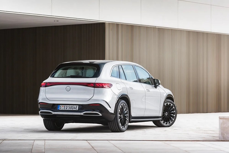 Là phiên bản gầm cao của Mercedes-Benz EQS Sedan hiện đang bán tại Việt Nam, mẫu SUV điện này có kích thước dài x rộng x cao lần lượt là 5.130 x 1.955 x 1.727 mm và chiều dài cơ sở 3.200 mm. Như vậy, mẫu xe này dài hơn, cao hơn nhưng hẹp hơn VinFast VF9. Hiện trang bị của Mercedes-Benz EQS SUV ở Việt Nam chưa được công bố cụ thể.