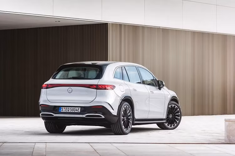 Là phiên bản gầm cao của Mercedes-Benz EQS Sedan hiện đang bán tại Việt Nam, mẫu SUV điện này có kích thước dài x rộng x cao lần lượt là 5.130 x 1.955 x 1.727 mm và chiều dài cơ sở 3.200 mm. Như vậy, mẫu xe này dài hơn, cao hơn nhưng hẹp hơn VinFast VF9. Hiện trang bị của Mercedes-Benz EQS SUV ở Việt Nam chưa được công bố cụ thể.