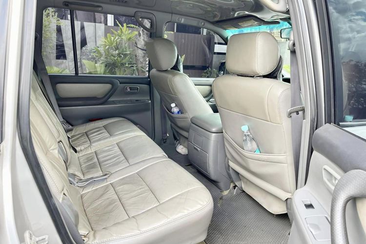 Chiếc Toyota Land Cruiser đang được rao bán trang bị máy V8, dung tích 4.5L hút khí tự nhiên, công suất cực đại 245 mã lực và 410 Nm mô-men xoắn. Đi kèm với đó là hộp số sàn 5 cấp và hệ dẫn động bốn bánh.