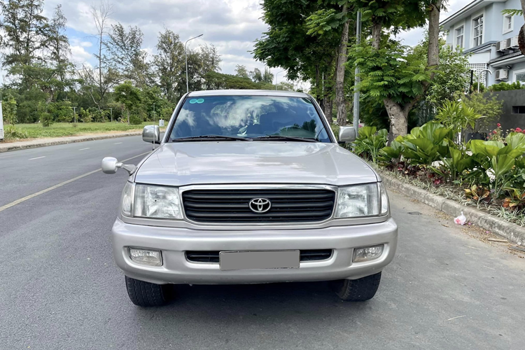 Bộ vành 5 chấu kích thước 16 inch, đi cùng dàn lốp kích thước 275/70. Các trang bị ngoại thất khá cơ bản khi sử dụng đèn chiếu sáng dạng chóa, không có cảm biến trước/sau. Toyota Land Cruiser đời 2000 có tên mã LC100, kích thước lần lượt đạt 5.080 x 1.940 x 1.880 mm (DxRxC), trục cơ sở 2.850 mm. Trọng lượng khoảng 2,5 tấn.