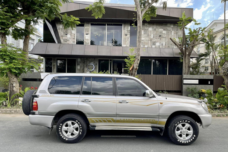 Người bán cho biết, chiếc xe SUV Toyota Land Cruiser 23 năm tuổi này vẫn hoạt động ổn định, “máy số êm, gầm bệ chắc chắn không mục mọt” dù đã trải qua hơn 20 năm vận hành. Xe mang màu sơn bạc. Phần vỏ bên ngoài trông vẫn còn khá bóng bẩy. Tuy nhiên, với một chiếc xe sau 23 năm sử dụng, việc làm mới lớp sơn là điều có thể xảy ra.