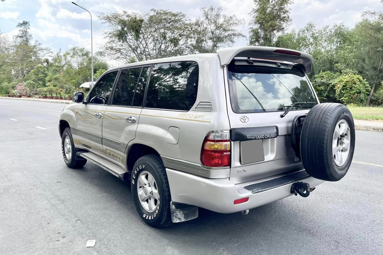 Đây là một mẫu SUV 8 chỗ ngồi thực thụ, vì vậy, những ai đang tìm một chiếc xe phục vụ gia đình đông người, rộng rãi, bền bỉ, không quan trọng vấn đề xe cũ và mức tiêu hao nhiên liệu thì chiếc Toyota Land Cruiser này là một lựa chọn có thể lưu tâm.