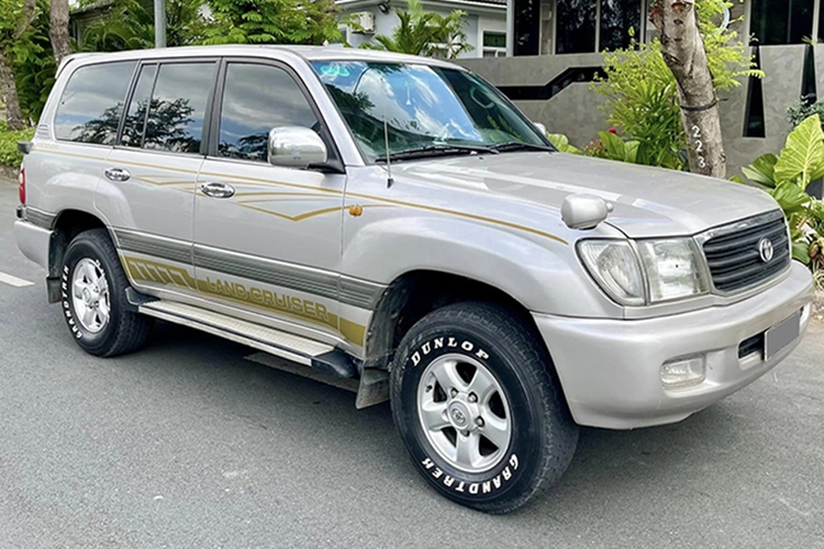Một chiếc Toyota Land Cruiser đời 2000 đang được rao bán trên sàn xe cũ với giá bán 235 triệu đồng, tức chỉ nhỉnh hơn hai chiếc Honda SH160i bản cao cấp nhất cộng lại. Số ODO không được người bán tiết lộ.