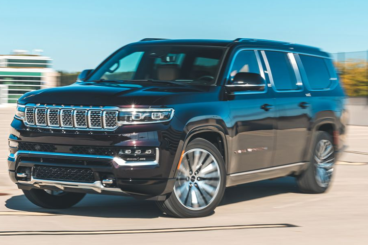 Jeep không cung cấp số liệu cập nhật về khả năng kéo của Grand Wagoneer, nhưng có thể đoán rằng, khả năng kéo của Grand Wagoneer 2024 không thay đổi so với đời trước, vẫn là 9.860 pound (khoảng 4.472 kg).