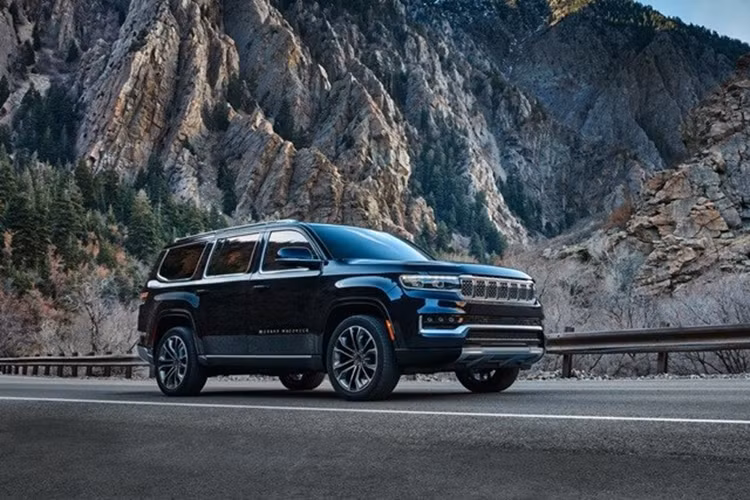 Việc bỏ động cơ Hemi V8 trên Jeep Wagoneer và Grand Wagoneer có nghĩa là chỉ còn 2 mẫu xe Jeep động cơ V8 có thể đặt hàng là Grand Cherokee L và Jeep Wrangler Rubicon 392. Vậy nên nếu bạn đang yêu thích dòng Jeep động cơ V8 thì nên sớm đặt hàng.