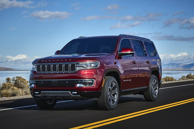 Ngoài ra, phiên bản Jeep Grand Wagoneer II cũng được thay thế bằng phiên bản mới mang tên “Grand Wagoneer Obsidian”. Phiên bản này sẽ có một số chi tiết trang trí ngoại thất màu đen, kết hợp bộ mâm đúc kích thước 22 inch đẹp mắt với viền đen.